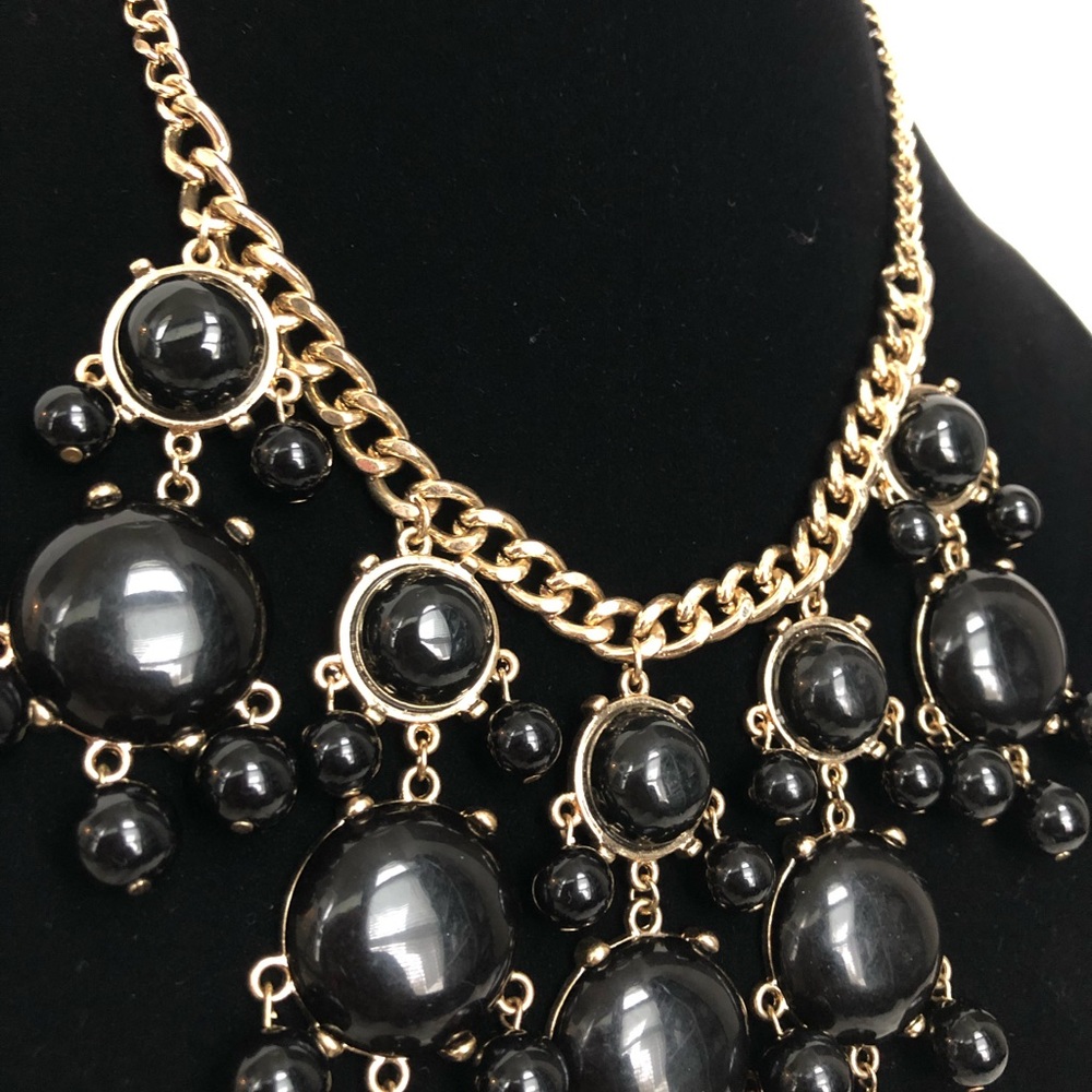 Statement necklace in black/gold